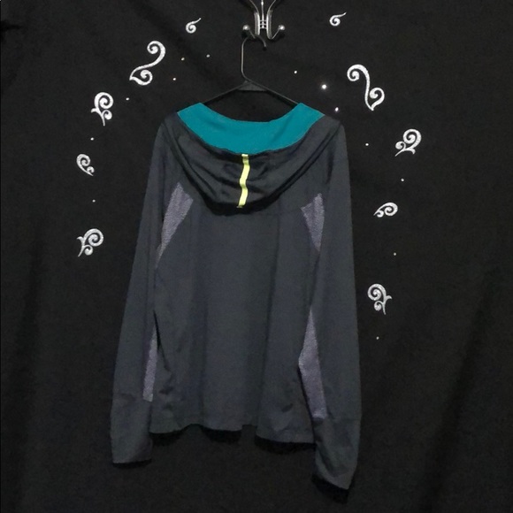 active wear hooded shirt - Picture 3 of 5